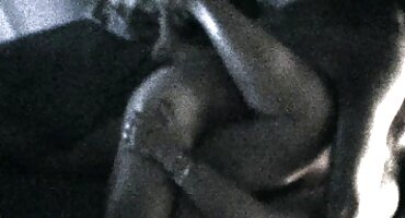 Topla žena prianja uz uzbuđen kurac svojim ustima porno isjecci