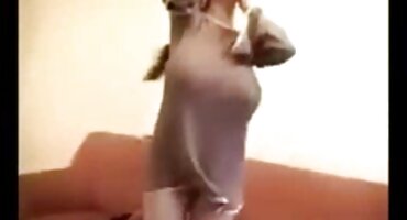 Tamnokosa Dollie sjedi besplatni lezbijski filmovi na ogromnom muškom penisu