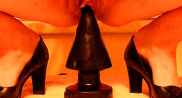 Pijani mladić miluje svoju maca praznom slobodni porno filmovi bocom