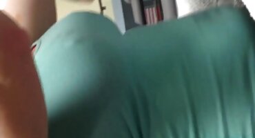 Nakon večere junica Čučnuo na besplatni potnici crni dildo