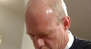 Lijepa ukusna crnka raduje se besplatni lezbijski filmovi mladoženjinom penisu