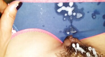 Mršava žena predala se besplatno gledanje porno klipova u kupaonici velikom muškarcu s tvrdim stiskom