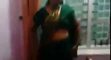 Sjedeći na podu mamzel jebanje s dečkima besplatni poenici