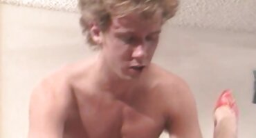 Djevojka je skinula suknju u dupe, besplatna jebacina da se kurac