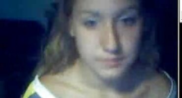 Pojeo besplatno gledanje porno klipova sam sočnu lubenicu, a zatim završio plavuša u grlu