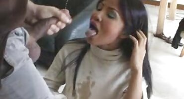 Dama je sjela na krevet i lizali kratki kurac xxx bespl