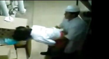 Mlade kuje u svom uredu dosadno i zove žigolo besplatni prno filmovi