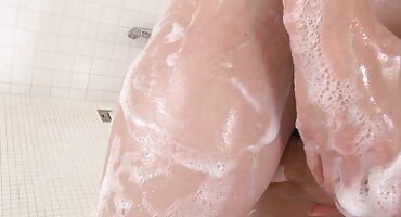 Sjedi na koljenima cutie guta amaterski seksi filmovi debeli kurac