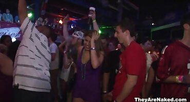 Mlade djevojke šire xxx bespl noge ispred striptizeta