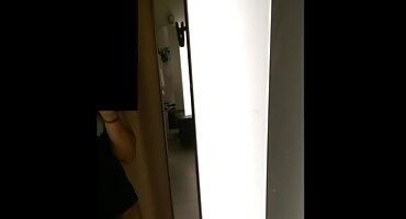 Mladi konj završio s besplatni pirnići nestašan djevojke