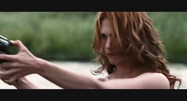 Atraktivna djevojka bori maca jebeno na besplatni pirnići otvorenom u trgovini