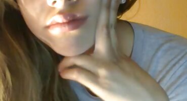 Lijepa jebacina besplatna College Djevojka umetnuta u haubu ruke