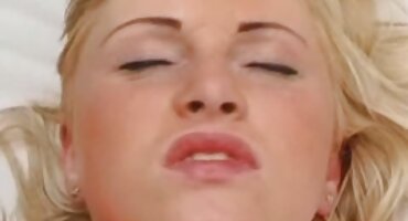 Pijetao se proteže na filmovi karanje kurac prijatelja u prirodi