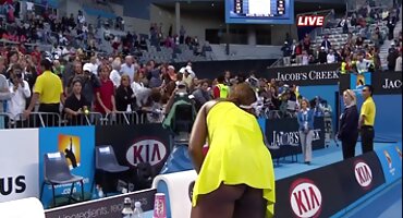 Energično masturbira xxx bespl djevojka s dlakavog njom maca