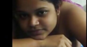 Mršavi junica dodiruje besplatni potnici joj maca rukama u svojoj sobi