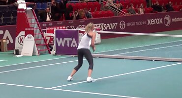 Raspršivši film jebacina se na šalu, muškarac agresivno prodire u djevojku