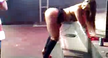 Napaljeni stariji brat jebacina besplatna zadovoljava požudu s uspavanom polusestrom